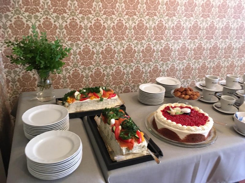 Juhlatarjoilut 25 hengelle suklaakakulla